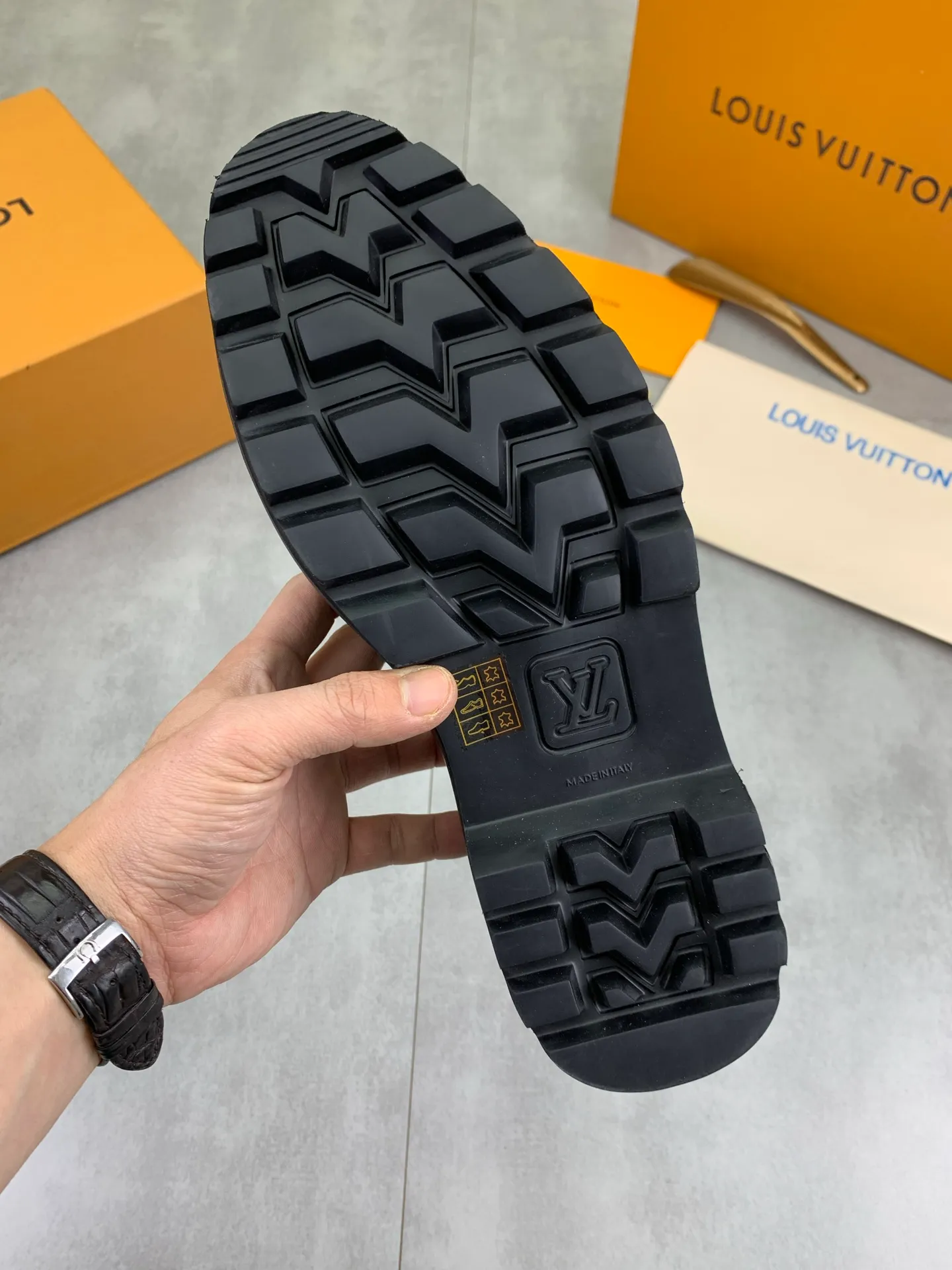 Factory price P820 💎💎💎Top version LOUIS VUITTON [Louis Vuitton] - LV men's business casual leather shoes, luxurious and noble 👞All imported original cowhide, just to create a more comfortable wearing experience, upper: original high-end calfskin➕Imported soft cowhide lining, original lightweight foam outsole✔️Color: 3️⃣colors available Size: 39-44 (38.45 46 can be customized (non-returnable)